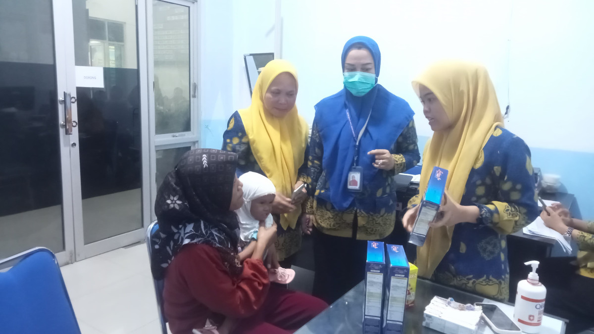 pemeriksaan kepada balita yang dilakukan oleh ibu bidan desa tanjung rejo