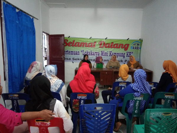 Peserta dari pertemuan lokakarya mini kampung kb