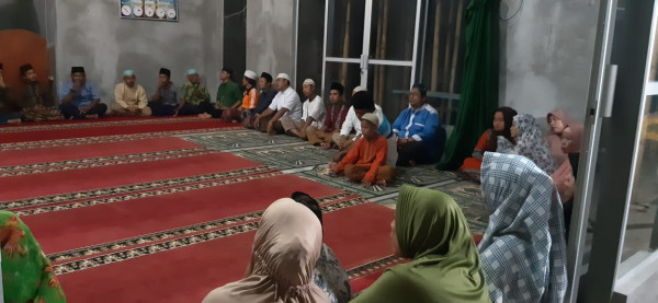 Jamaah yang mengikuti pengajian rutin di kampung KB Desa Sekip