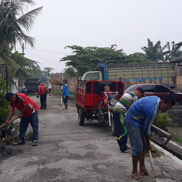 Gotong royong di dusun spoor