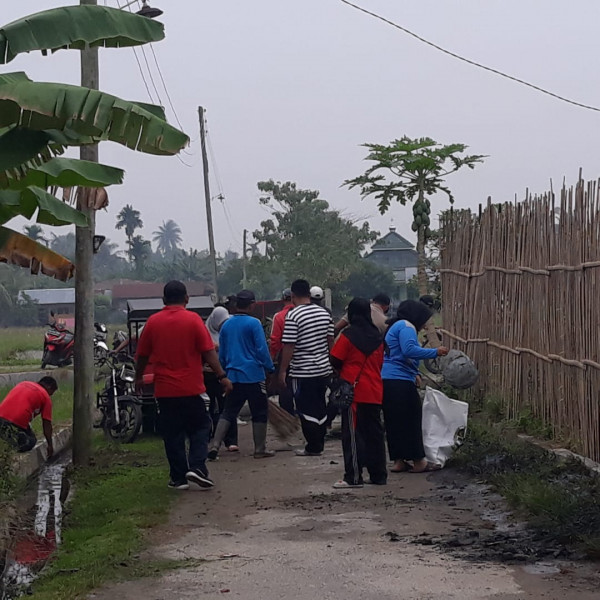 Gotong Royong di Dusun Spoor Desa Sekip