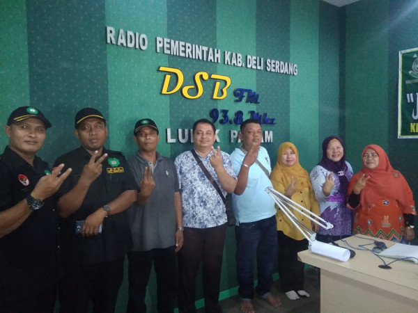 Fhoto bersama pegawai Radio DSB fm