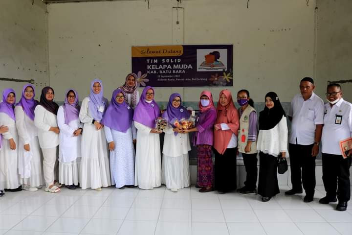 Foto bersama Ibu Bupati Kabupaten Batu Bara beserta ibu Camat Kecamatan Pantai Labu dan Pemerintahan Desa Denai Kuala