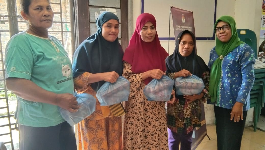 penyaluran bantuan dari bapanas ke keluarga yang beresiko stunting berupa daging ayam dan telur.jumlah keluarga yang menerima bantuan tersebut sebanyak 58 orang