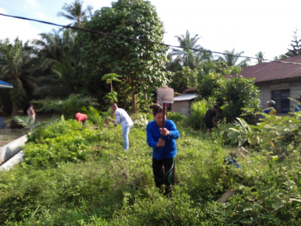 Gotong Royong Bersama Pimpinan Desa, Tokoh Agama, Tokoh Masyarakat , PLKB, dan Masyarakat Pengkolan