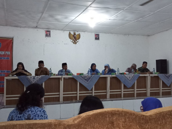 Ibu Kadis DP2KB sedang memberi arahan