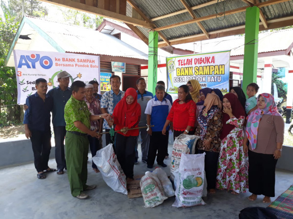 Kepala Desa Pondok Batu sedang menimbang bahan sampah