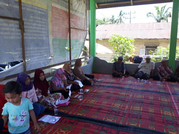 Masyarakat sedang mendengarkan arahan