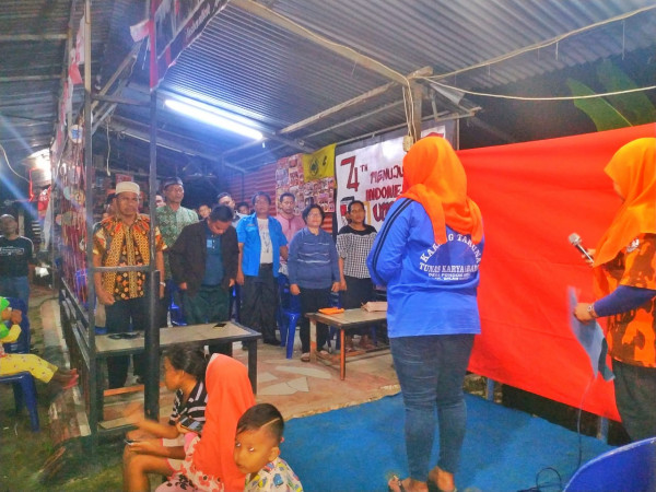 Menyanyikan Lagu Indonesia Raya