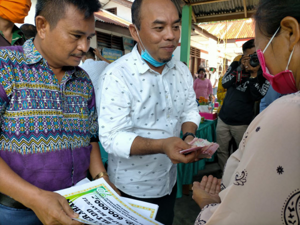 Pemberian langsung dari bupati kepada warga