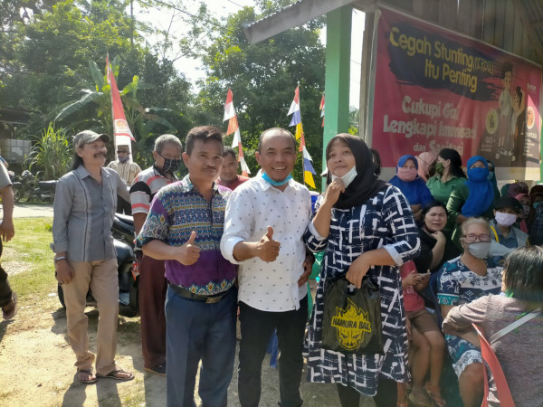 Foto bersama kepala desa Pondok Batu dan Bupati