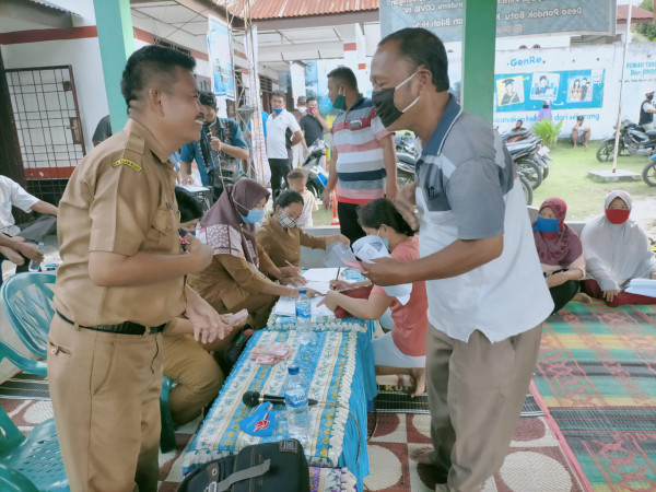 Sapa ramah Kepala Desa kepada warga