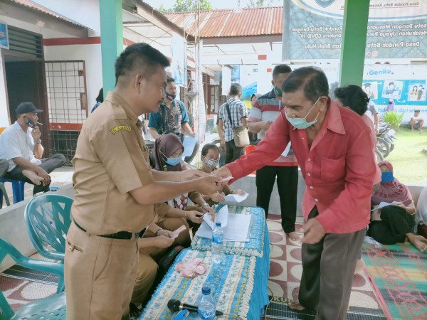 Kepala Desa memberikan dana tersebut kepada warga