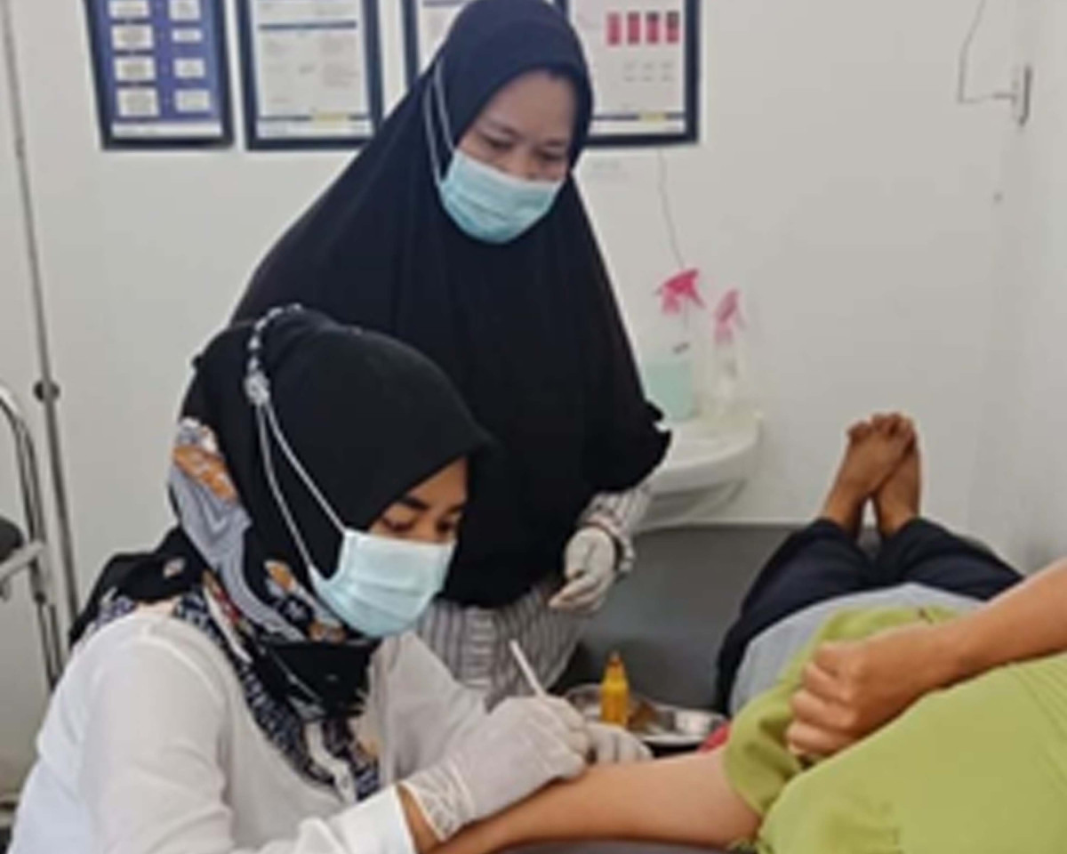 Pemasangan alat kontrasepsi implant