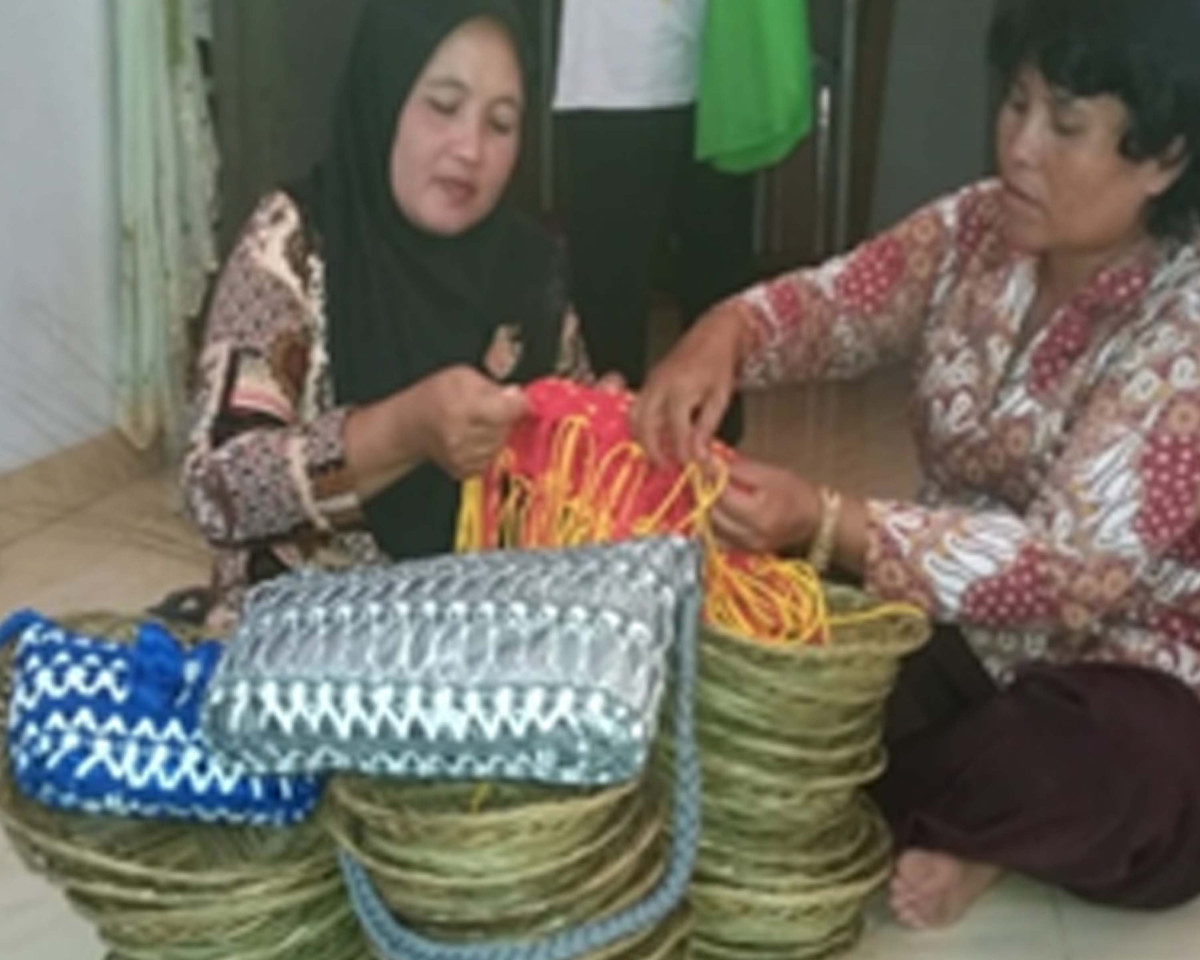 Mengelola UKM : Puat Tas dari Benang KUR, Pembuatan Tas dari Bahan Limbah Sampah dan Buat Lidi Hias.