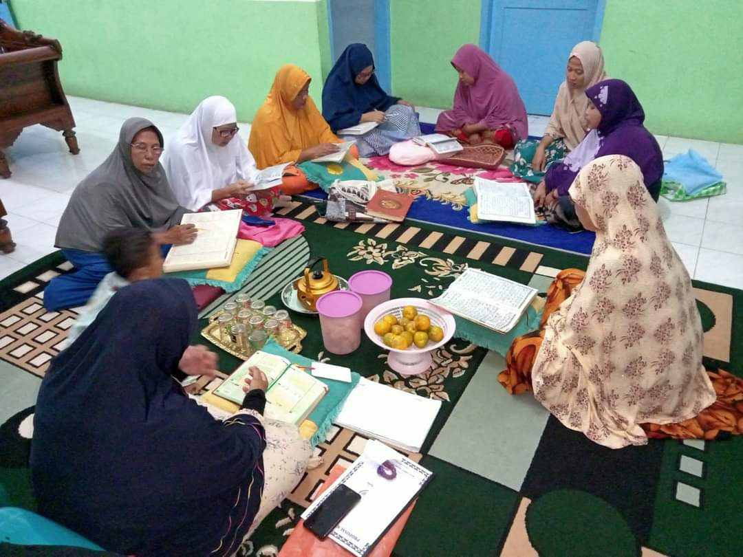 Kegiatan belajar membaca Al-Qur'an ibu ibu lansia