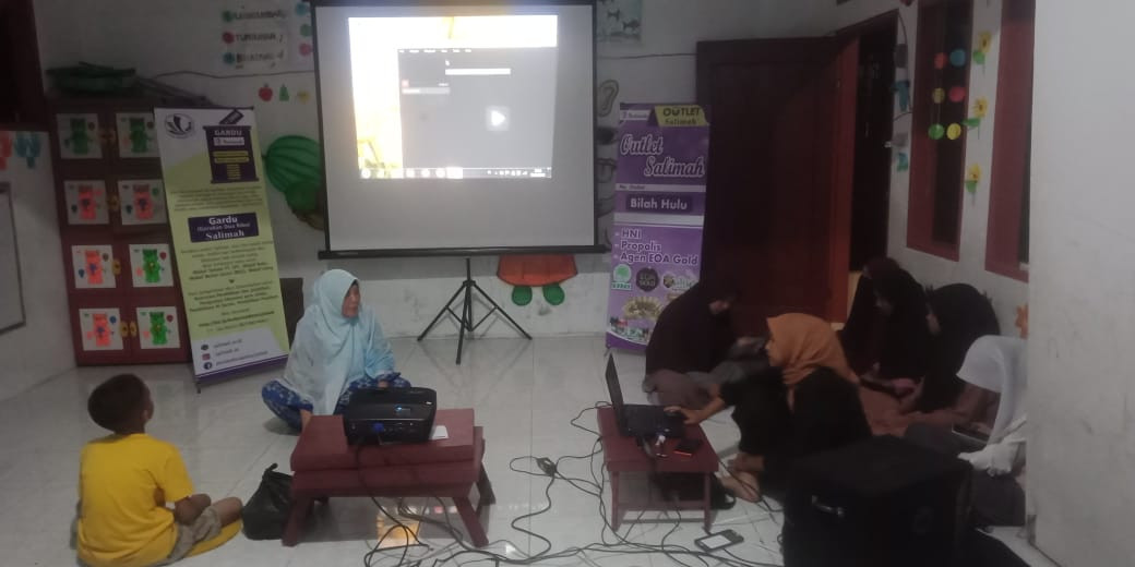 Salimah berdiskusi dengan remaja pentingnya perkembangan di zaman digital.