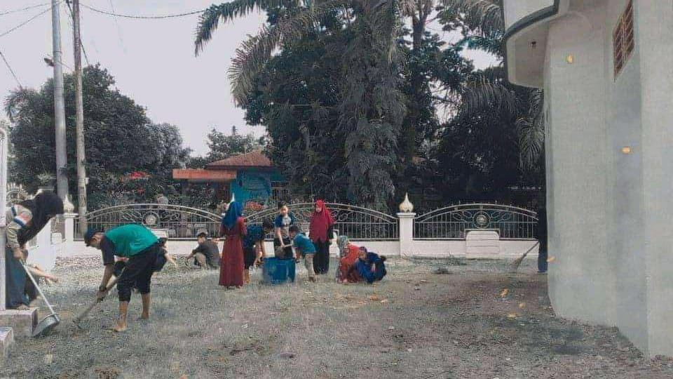 Remaja bergotong-royong membersihkan masjid dalam menjaga kebersihan