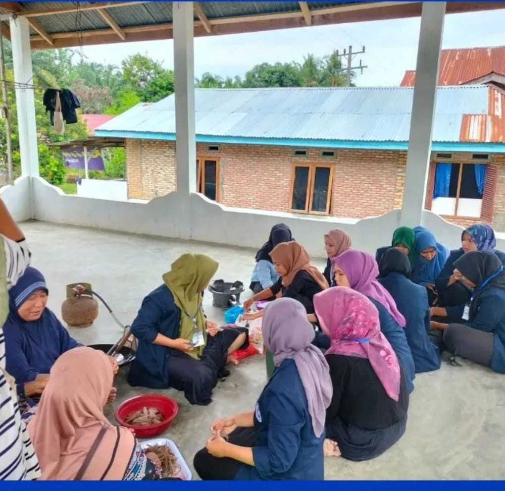 Pelatihan Keterampilan membuat keripik dari debok pisang