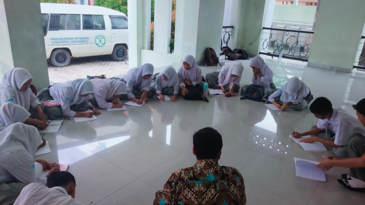 Kegiatan Kelompok Diskusi Remaja Cakap MAFIA (Matematika Fisika Kimia) Desa Pondok Batu