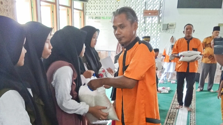 peyerahan santunan kepada anak yatim