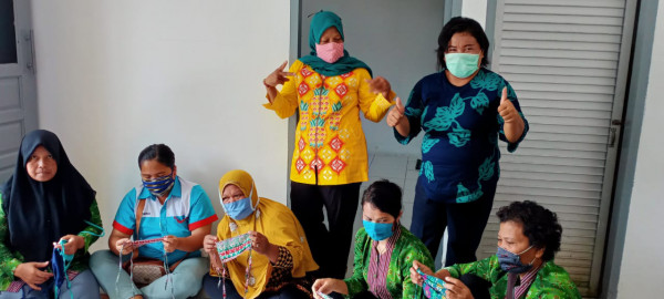 Pembuatan masker untuk warga kampung kb