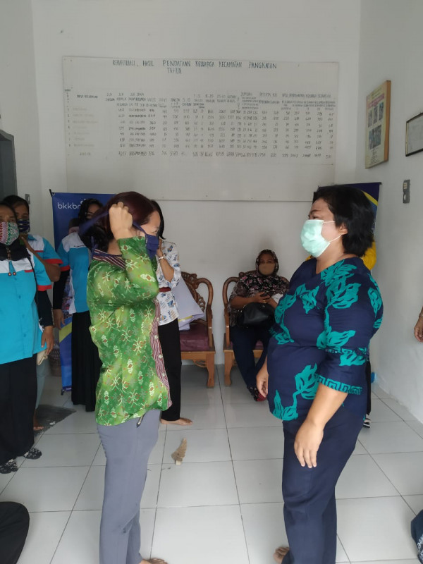 Menggunakan masker