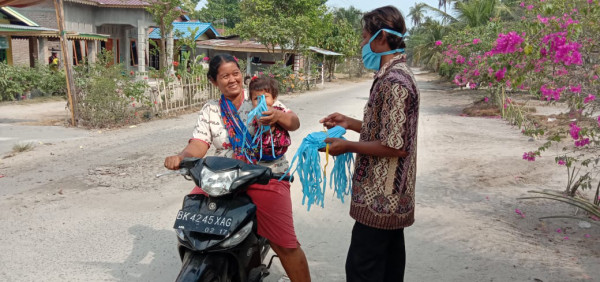 Pembagian Masker Kepada Masyarakat Desa Sentang