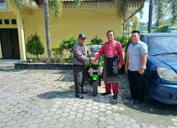 Pemberian Bantuan Becak Sampah VIAR