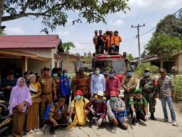 Penyemprotan jalan Desa Pematang ganjang yang dilaksanakan oleh Ketua DPRD, Ketua DPK MPI Kab. Serdang Bedagai, Kepala Desa dan Petugas Pemadam Kebakaran