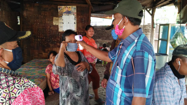 Selain pembagian masker gratis, sekaligus juga dilaksanakan pengecekan suhu tubuh 