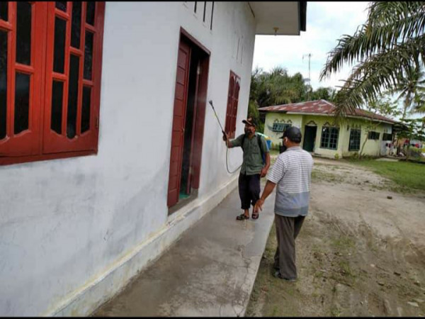 Penyemprotan Desinfektan di seluruh mesjid dan mushola di Desa Pematang Ganjang