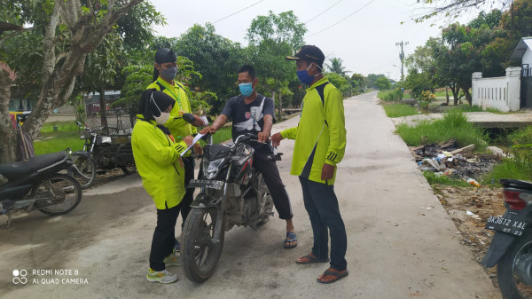 Penjagaan dan Penyekatan mengantisipasi penyebaran Covid 19  di Pintu Masuk Desa Pematang Ganjang