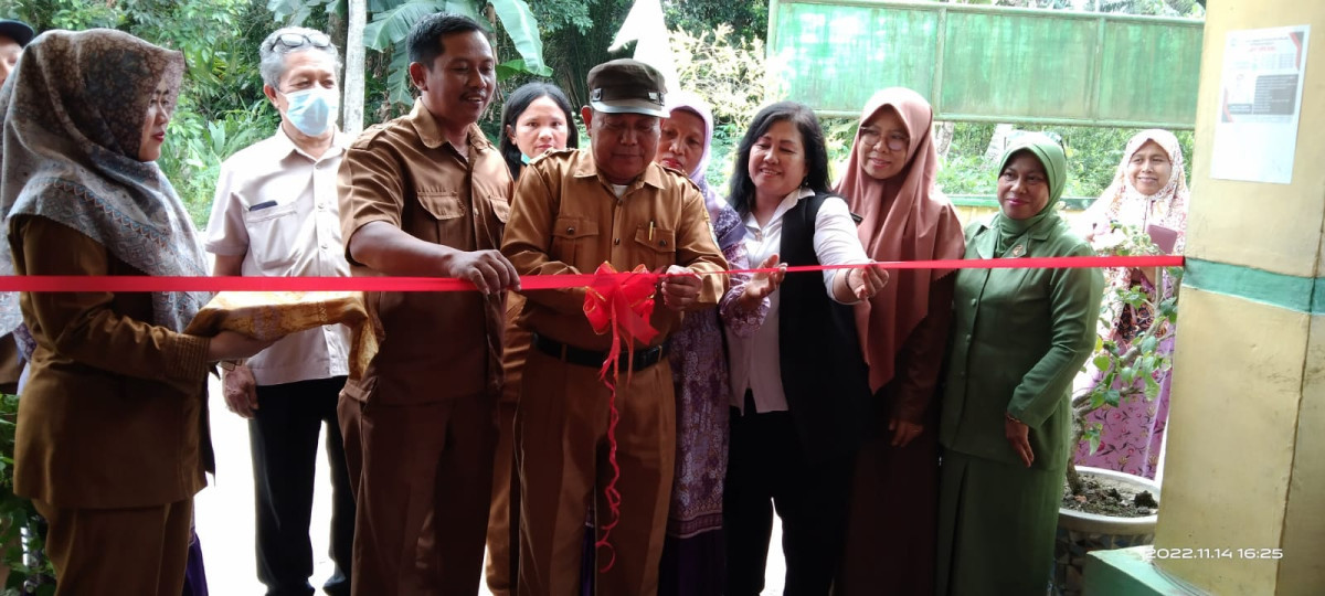 Launching Dashat yang ditandai dengan pemotongan pita oleh Kepala Desa Pematang Ganjang