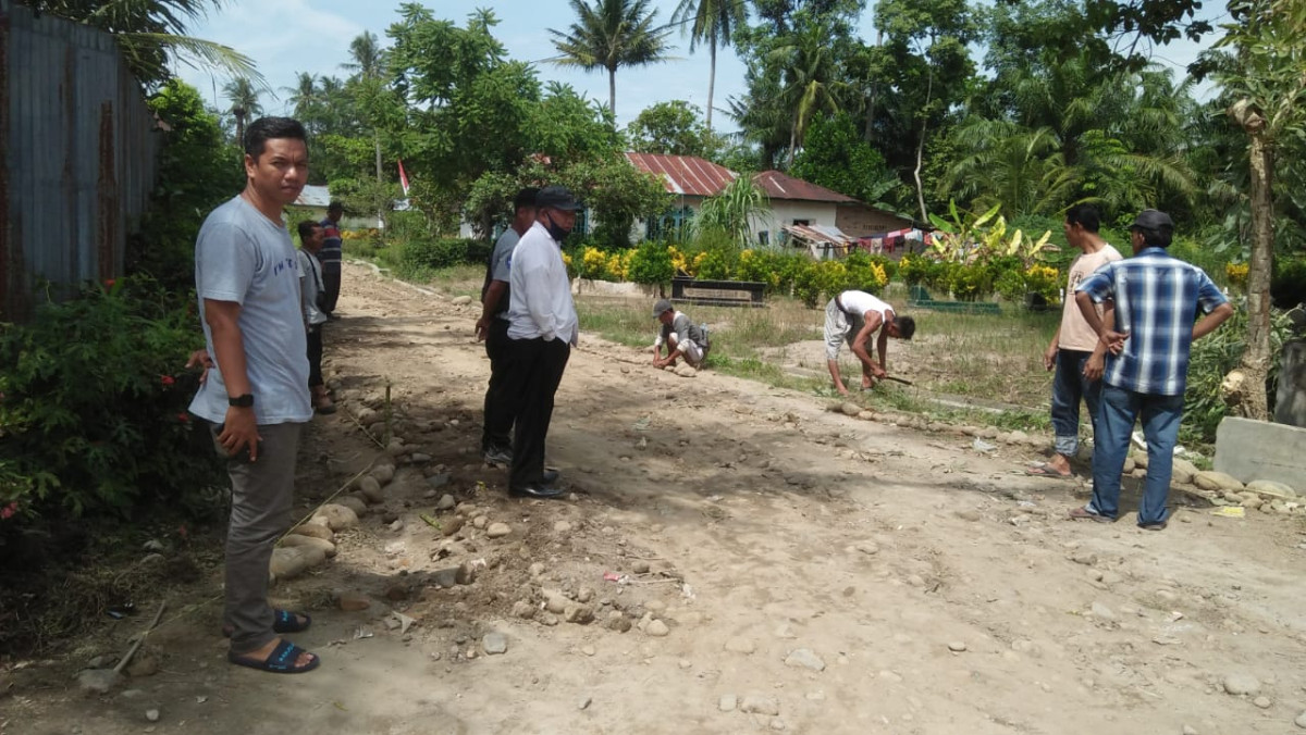Pembangunan pengerasan jalan di dusun III desa pematang Ganjang,, lebar 3.5 meter x panjang 1.015 meter