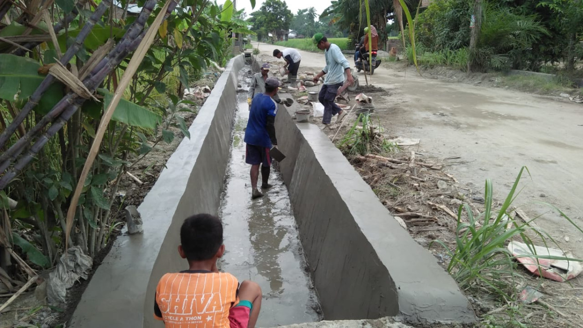Pembangunan leningan drainase Dusun V