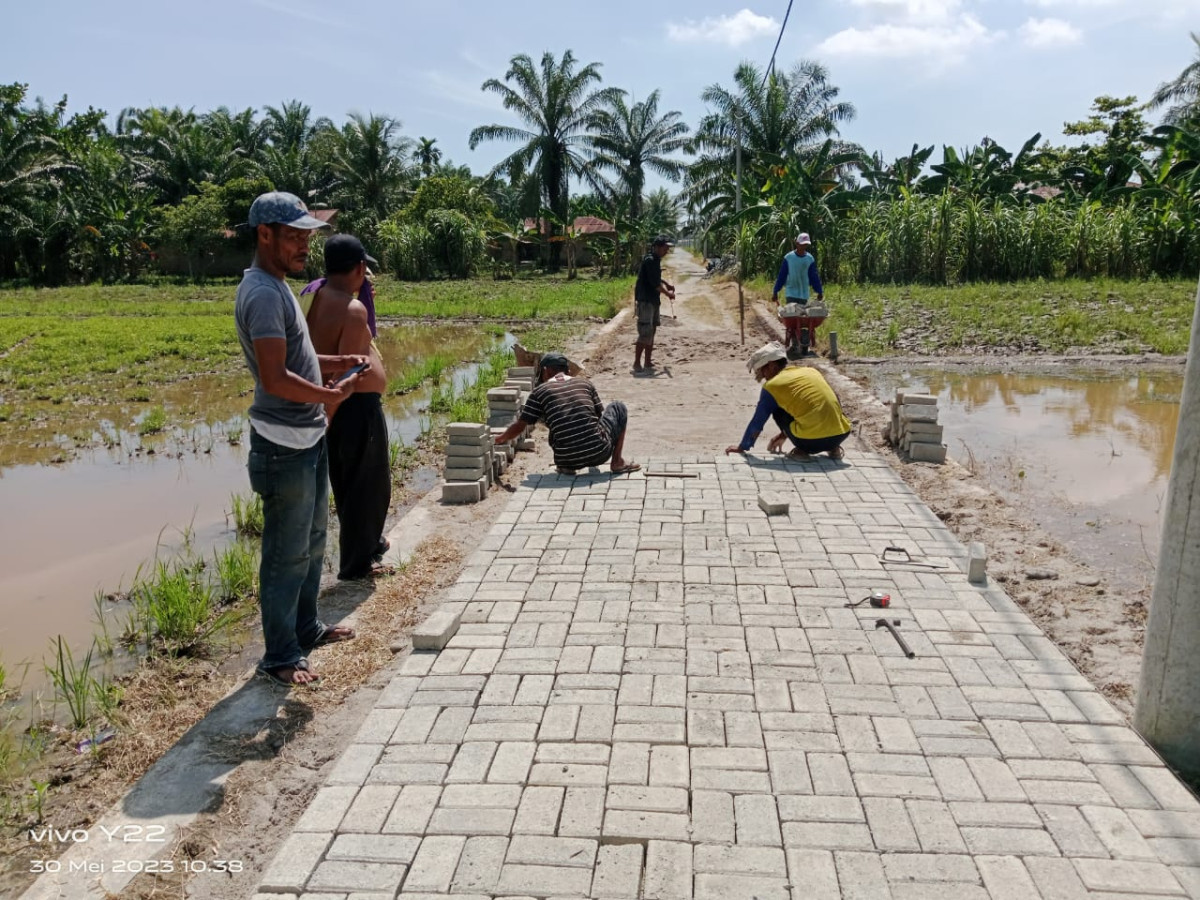 Pemasangan Paving blok Jalan Dusun II Desa Pematang Ganjang