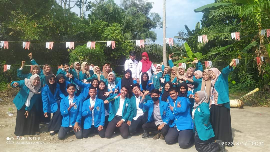 Mengikuti Upacara bendera dalam rangka Hari Kemerdekaan RI