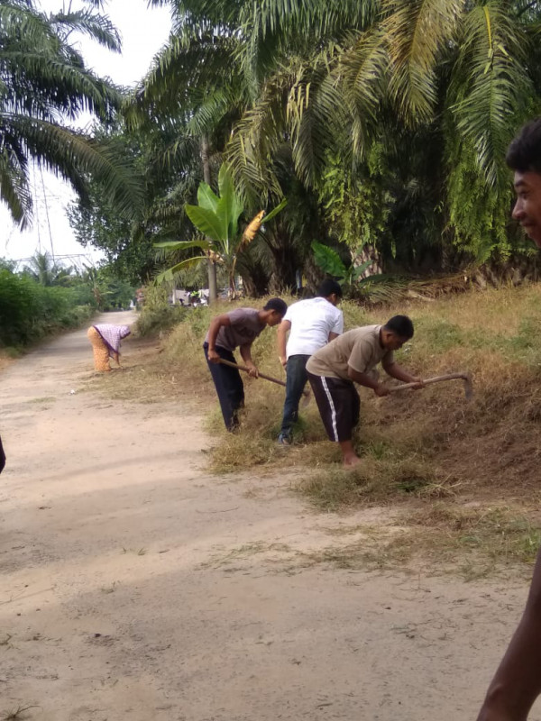 Gotong Royong bersama masyarakat Desa