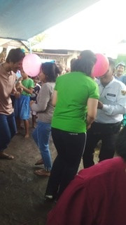 Kepala Desa Malasori dan Ibu Ketua TP. PKK mengikuti lomba membawa balon