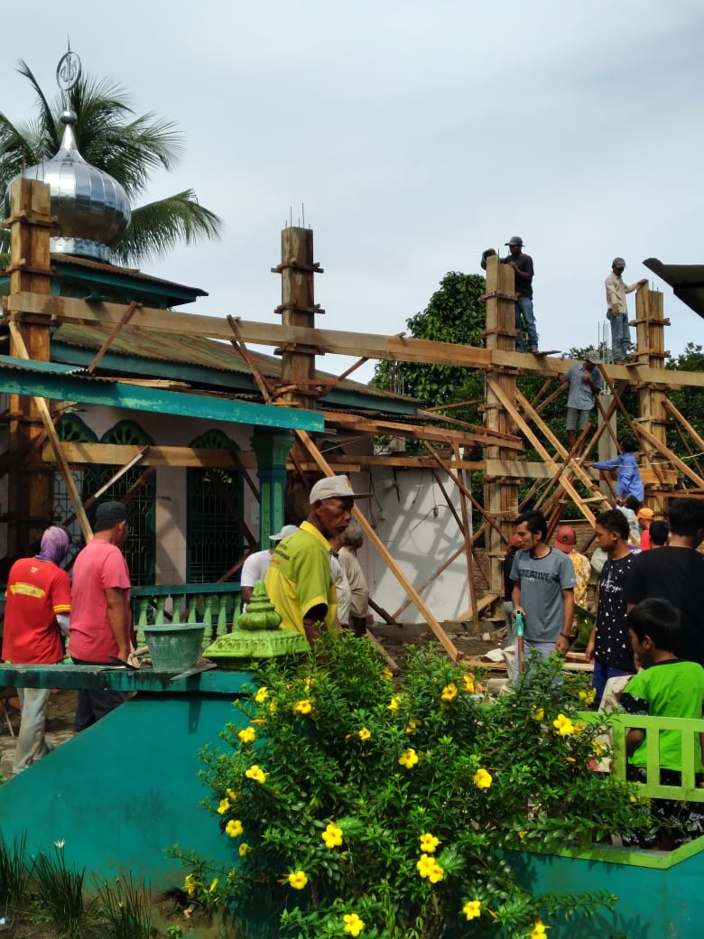gotong royong  pembangunan mesjid haqqul yaqin dusun III Desa Mariah Padang
