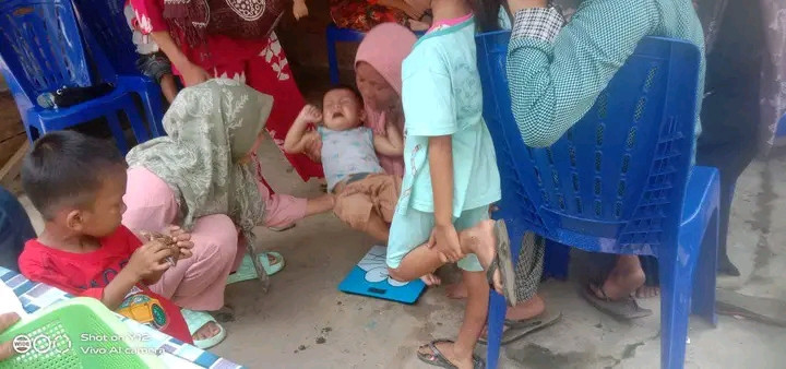 Imunisasi dan penyuluhan kb,di damping ibu pkk