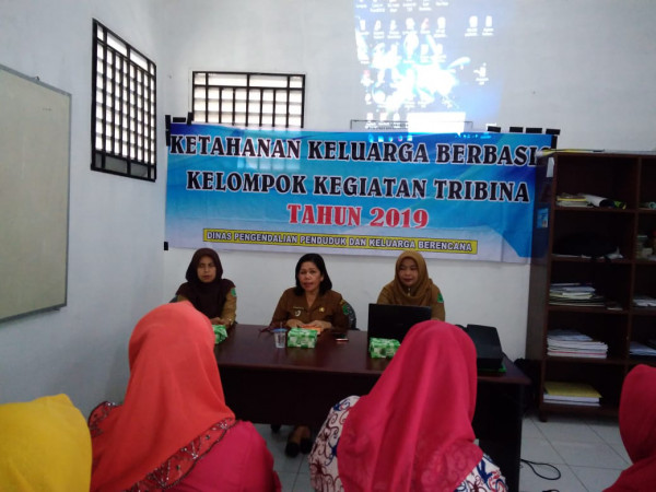 PERTEMUAN KETAHANAN KELLUARGA BERBASIS KELOMPOK KEGIATAN TRIBINA