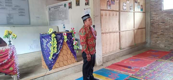 Ustad memberikan tausyiah