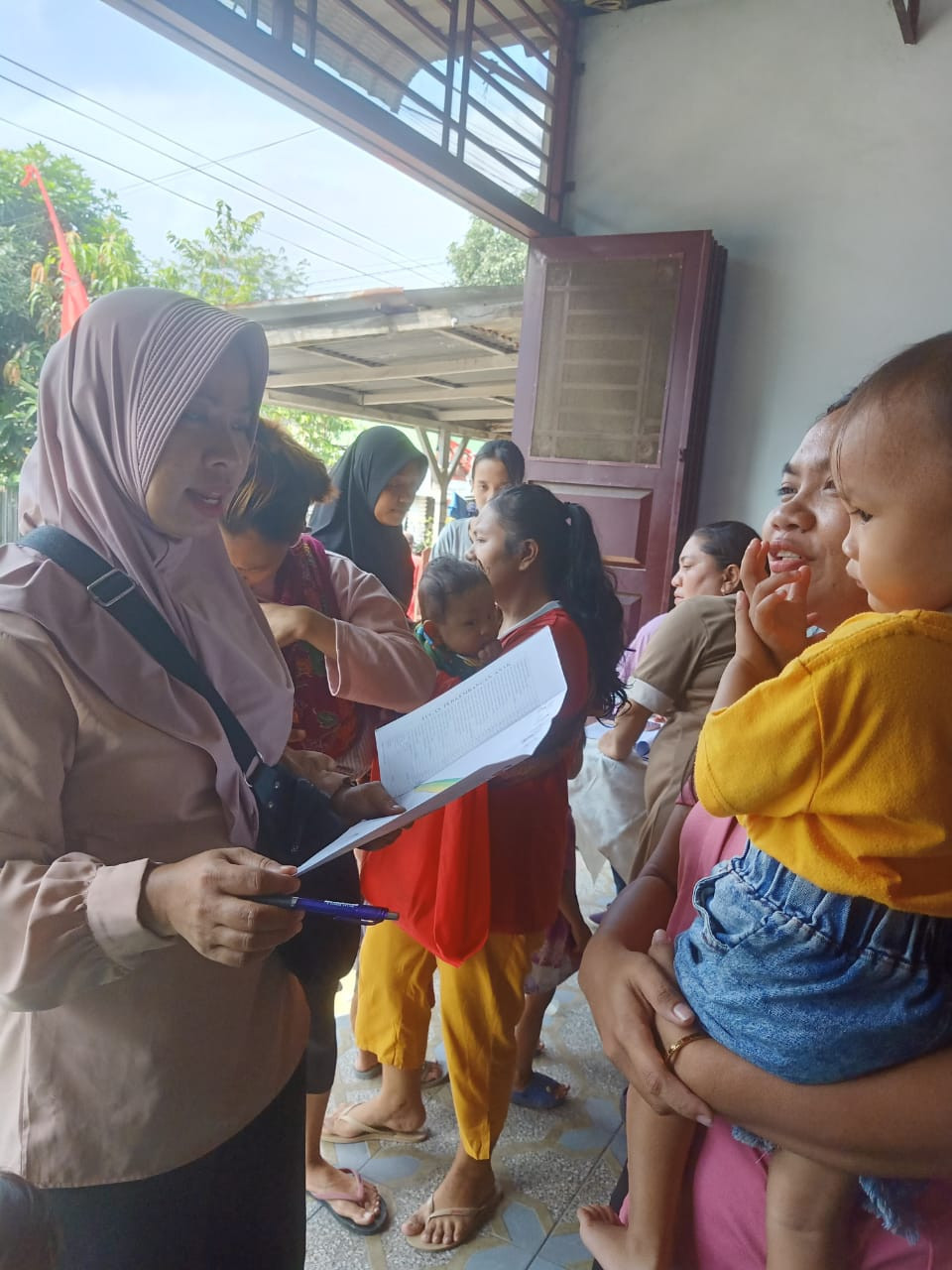 Kader BKB dan ibu sasaran memantau perkembangan baduta melalui Kartu Kembang Anak