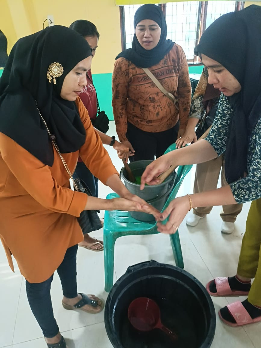 Praktek pembuatan sabun pencuci piring untuk dijadikan usaha kecil rumah tangga yang menambah penghasilan keluarga akseptor