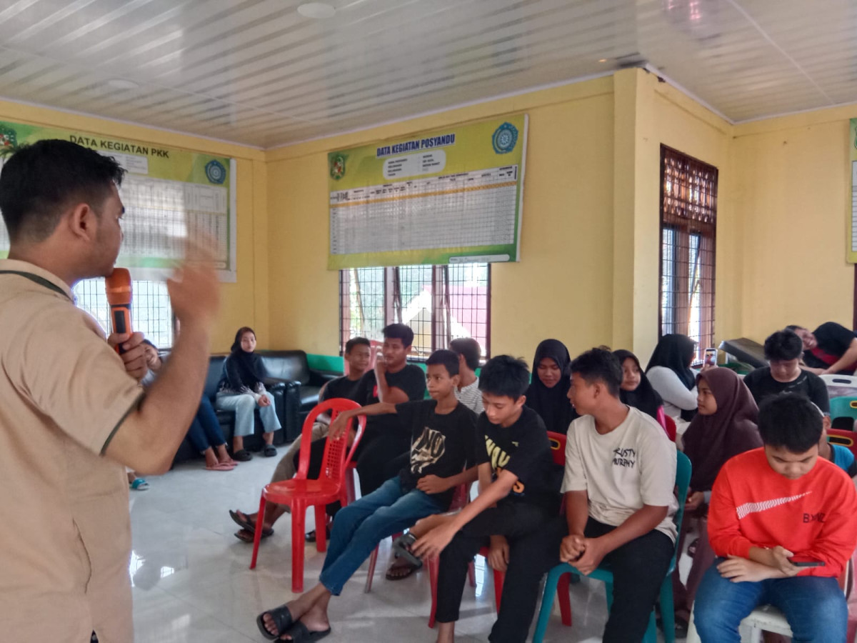 Pendamping  anak PKPA Kota Medan memberikan materi kepada anggota PIK R dan anak-anak Kelurahan Sei Agul