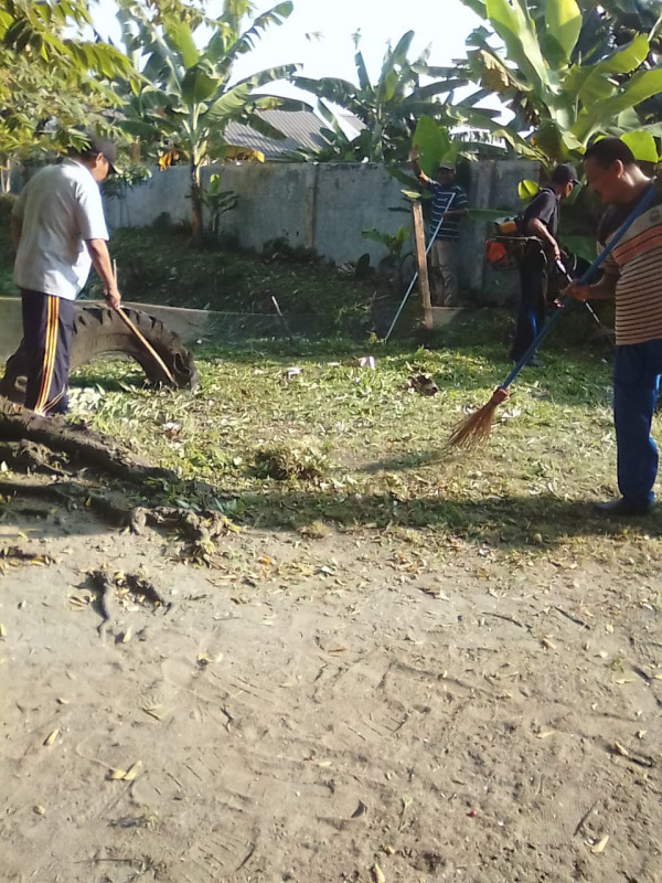 Gotong royong bersama semua kelapa lingkungan