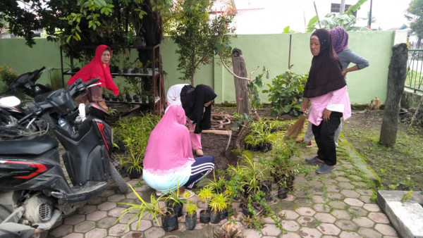 Gotong royong bersama ibu-ibu PKK Tangkahan