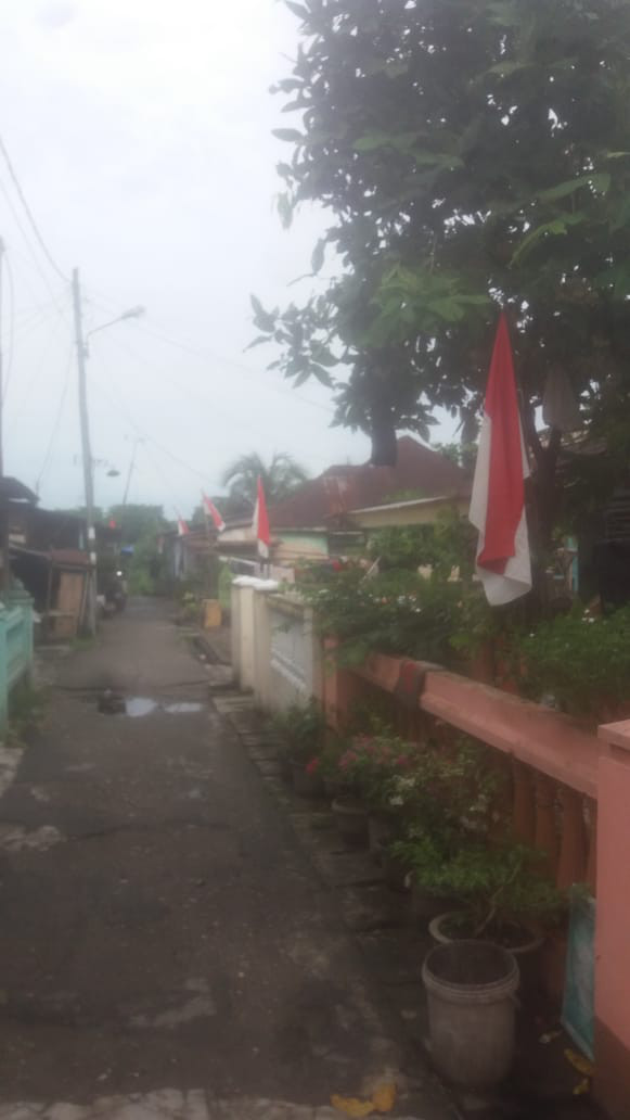 PEMASANGAN BENDERA DI RUMAH WARGA